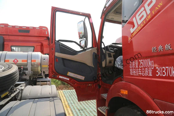 FAW Jiefang J6P Classic Edition 12.5L CNG 480hp 6X4(10 wheels) FAW Jiefang 12-speed AMT Automatic Hazardous Materials Tractor Truck Cab (1)
