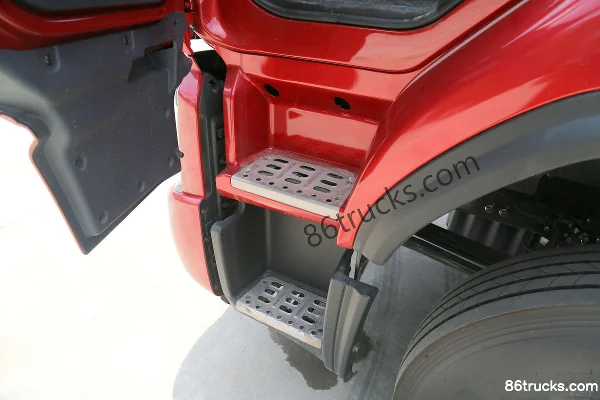 DongfengLiuqi ChenglongH5 480 hp 6X4(10 wheels) LNG tractor truck Cab (3) | 86Trucks