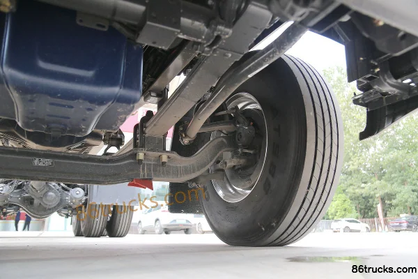 DongfengLiuqi ChenglongH5 480 hp 6X4(10 wheels) LNG tractor truck Chassis (3) | 86Trucks