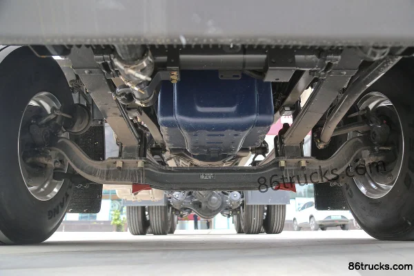 DongfengLiuqi ChenglongH5 480 hp 6X4(10 wheels) LNG tractor truck Chassis (1) | 86Trucks