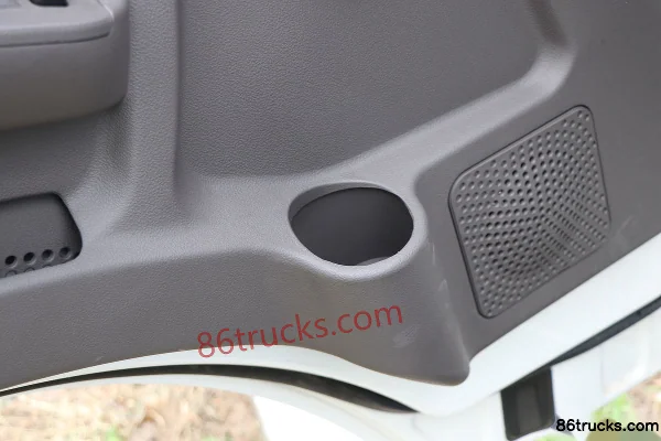 Feidi V1 Series 2.0L 121hp 4X2(6 wheels) CNG 4.15m single-row stake light truck Cab (3) | 86Trucks