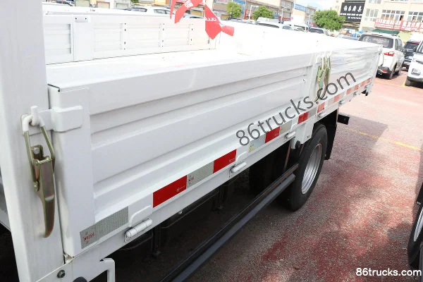 Foton Auling Jieyun Youth Invincible Edition 146hp 4X2(6 wheels) 3.83m half-row flatbed light truck (WLY 6-speed) Body (3) | 86Trucks
