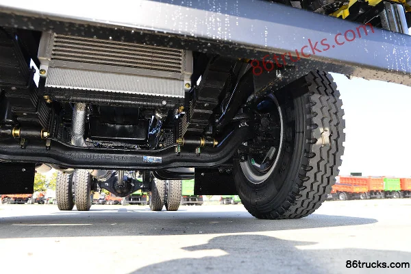 Dayun Yunlong 200 hp 4X2(6 wheels) 4.9m truck-mounted crane Chassis (3) | 86Trucks