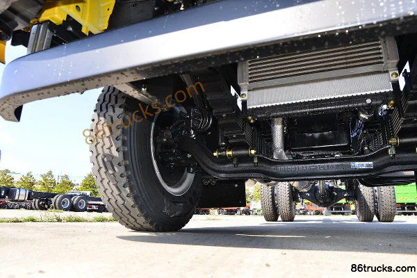 Dayun Yunlong 200 hp 4X2(6 wheels) 4.9m truck-mounted crane Chassis (2) | 86Trucks