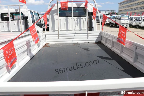 Dongfeng Xiaobawang W15 1.6L 123hp 4X2(6 wheels) gasoline 3.1m double-row flatbed mini truck Body (3) | 86Trucks