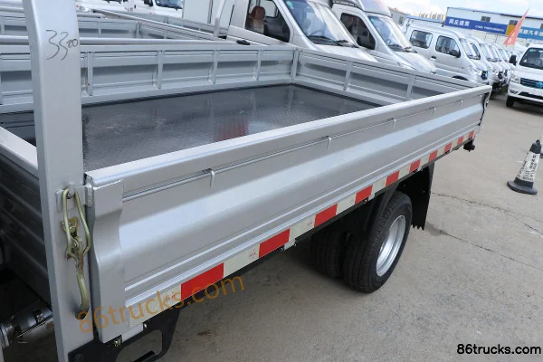 Dongfeng Xiaobawang W18 1.6L 122 hp 4X2(6 wheels) 3.3m single-row flatbed micro truck (China VI) Body (1) | 86Trucks