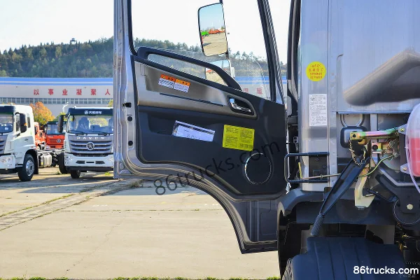 Dayun Yunlong 200 ch 4X2(6 roues) 5,6 m camion grue Cabine (2) | 86Trucks
