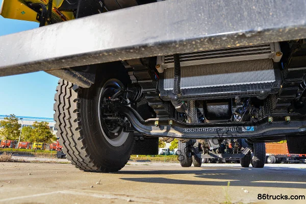 Dayun F7 composite 240 ch 6X2(8 roues) camion grue 7,3 m (levage intermédiaire) Châssis (2) | 86Trucks