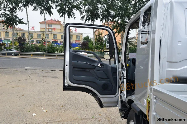 Foton CTV 2.5L Diesel 160 hp 4X2(6 wheels) WLY 6-Speed 3.83m Single Row Flatbed Light Truck Cab (1) | 86Trucks
