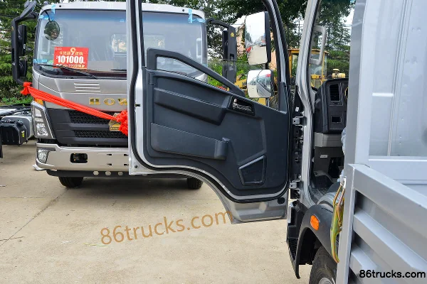 Sinotruk HOWO Hanjiang 143hp 4X2(6 wheels) 4.15m single-row flatbed light truck (mid-body) Cab (2) | 86Trucks