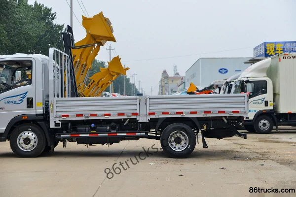 Sinotruk HOWO Hanjiang 143hp 4X2(6 wheels) 4.15m single-row flatbed light truck (mid-body) (1) | 86Trucks