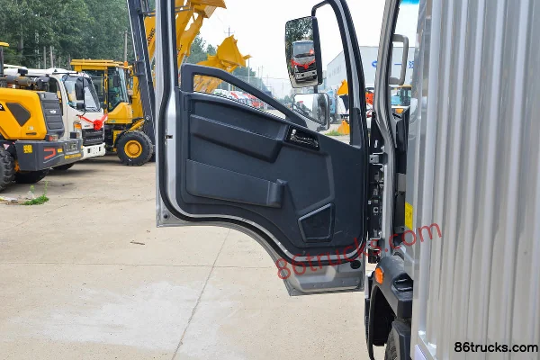 Sinotruk HOWO Hanjiang 151hp 4X2(6 wheels) 4.15m Single Row Van Light Truck Cab (2) | 86Trucks