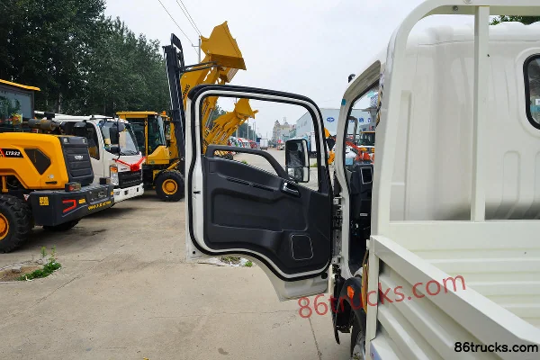 Sinotruk HOWO Hanjiang M 115hp 4X2(6 wheels) 4.15m Single Row Flatbed Light Truck Cab (1) | 86Trucks