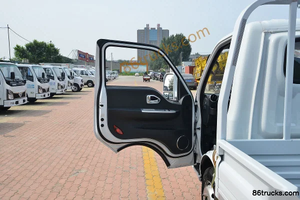 Dongfeng T5 95hp 4X2(6 wheels) 3.965m Single Row Flatbed Light Truck (Beijing VI) Cab (1) | 86Trucks