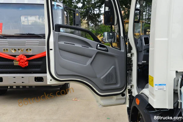 Sinotruk HOWO Hanjiang M 145hp 4X2(6 wheels) 4.15m single-row fence light truck (WLY 5-speed) Cab (2) | 86Trucks