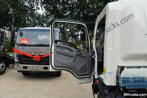 Sinotruk HOWO Hanjiang M 145hp 4X2(6 wheels) 4.15m single-row fence light truck (WLY 5-speed) Cab (1) | 86Trucks