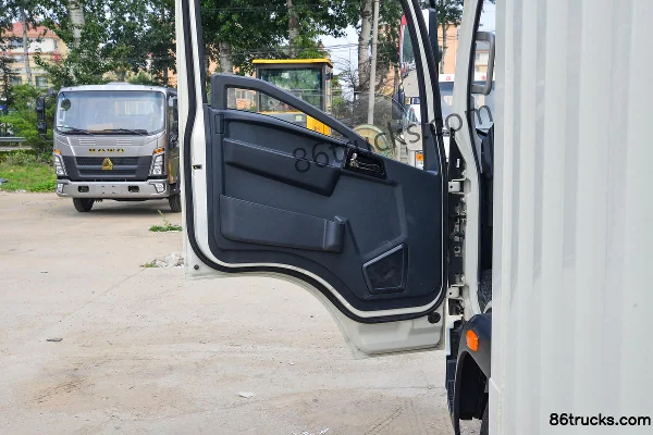 Sinotruk HOWO Hanjiang 160hp 4X2(6 wheels) 4.15m Single Row Van Light Truck Cab (2) | 86Trucks