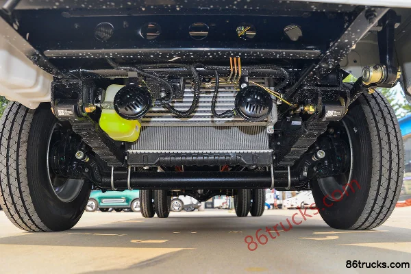 Foton Forland Xiaoka Star 2 2.3L diesel 110 ch 4X2(6 roues) Mengwo 5 vitesses frein hydraulique 3,3 m cabine demi plate Châssis (1) | 86Truc