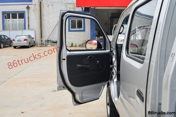 Dongfeng Xiaobawang W08 1.3L 91hp 4X2(6 wheels) 2.21m double row flatbed light truck (single rear tire) Cab (1) | 86Trucks