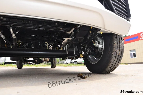 Dongfeng Xiaobawang W08 1.3L 91hp 4X2(6 wheels) 2.21m double row flatbed light truck (single rear tire) Chassis (3) | 86Trucks