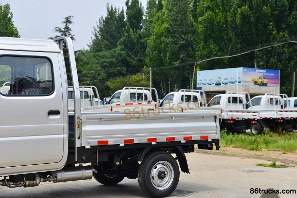 Dongfeng Xiaobawang W08 1.3L 91hp 4X2(6 wheels) 2.21m double row flatbed light truck (single rear tire) Body (1) | 86Trucks