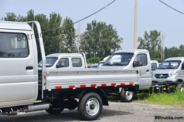 Dongfeng T3 (anciennement Xiaobawang W) 1,3 L 91 ch 4X2(6 roues) petit camion à ridelles, double cabine 2,7 m (roue arrière simple) (China V
