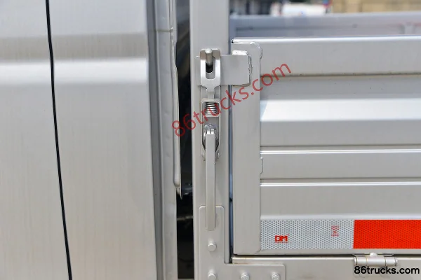 SRM Xinyuan Jinka S1 1.4L 102hp 4X2(6 wheels) 2.7m Single Row Flatbed Mini Truck (Single Rear Tire) Body (2) | 86Trucks
