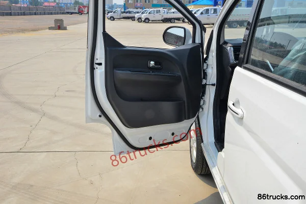 SRM Xinyuan Golden Sea Lion 2024 model Engineering Lion 112hp 1.5L 7/9-seat passenger van Cab (2) | 86Trucks