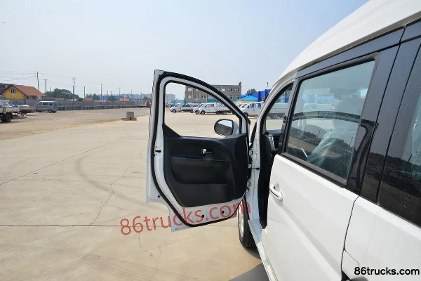 SRM Xinyuan Golden Sea Lion 2024 model Engineering Lion 112hp 1.5L 7/9-seat passenger van Cab (1) | 86Trucks