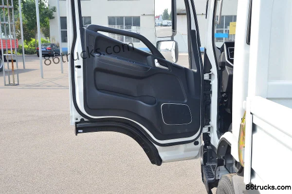 JAC Lingpao L9 Deluxe Edition 170hp 4X2(6 wheels) 4.18m Single Row Stake Truck Cab (2) | 86Trucks