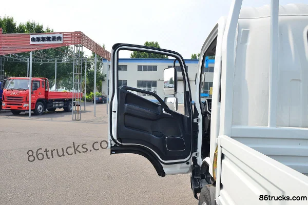JAC Lingpao L9 Deluxe Edition 170hp 4X2(6 wheels) 4.18m Single Row Stake Truck Cab (1) | 86Trucks