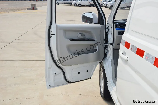 SRM Xinyuan Haoyun 2023 Chuangye Type 2.5T 4.5m Electric Cargo Van 38.64kWh Cab (2) | 86Trucks