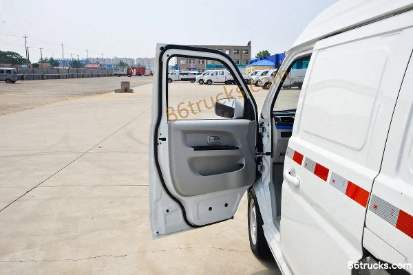 SRM Xinyuan Haoyun 2023 Chuangye Type 2.5T 4.5m Electric Cargo Van 38.64kWh Cab (1) | 86Trucks