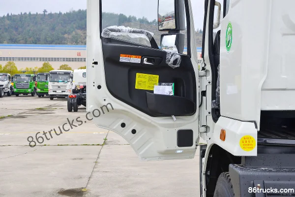 Dayun Fengshang 245hp 4X2(6 wheels) Green Sprinkler Truck (China VI) Cab (2) | 86Trucks