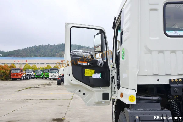 Dayun Fengshang 245hp 4X2(6 wheels) Green Sprinkler Truck (China VI) Cab (1) | 86Trucks