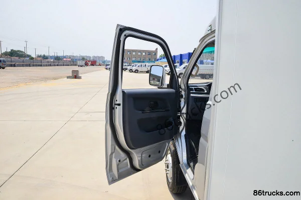 Jinbei T5 Standard 1.6L 123hp 4X2(6 wheels) Gasoline 2.605m Double Row Box Mini Truck Cab (1) | 86Trucks