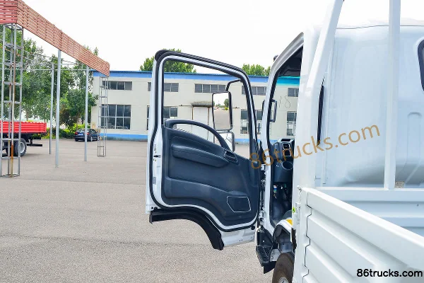 Qingling Isuzu KV100 3L Diesel 140hp 4X2(6 wheels) Isuzu 5-speed 4.98m Single Row Flatbed Light Truck Cab (1) | 86Trucks