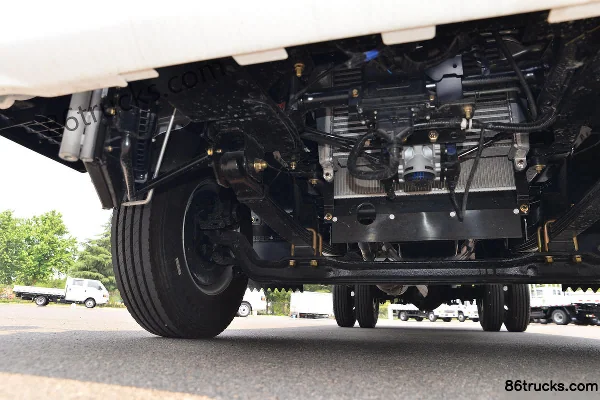 Qingling Isuzu KV100 3L Diesel 140hp 4X2(6 wheels) Isuzu 5-speed 4.98m Single Row Flatbed Light Truck Chassis (2) | 86Trucks