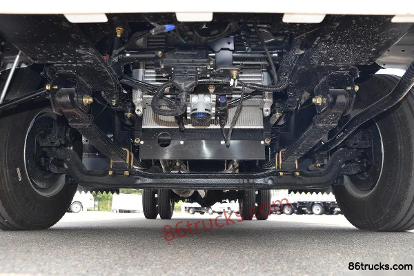 Qingling Isuzu KV100 3L Diesel 140hp 4X2(6 wheels) Isuzu 5-speed 4.98m Single Row Flatbed Light Truck Chassis (1) | 86Trucks