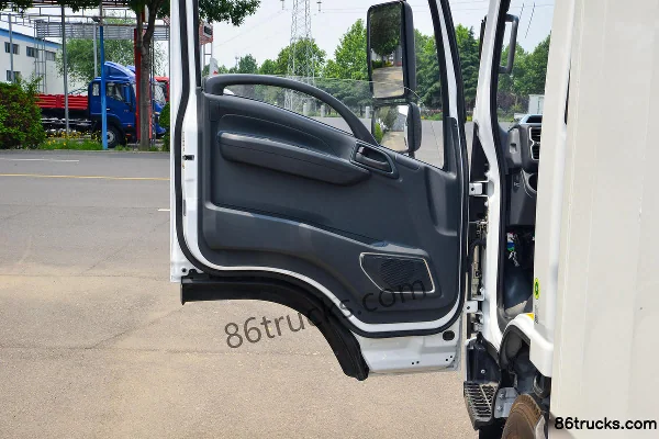 Qingling Isuzu KV100 2.5L Diesel 131 hp 4X2(6 wheels) Isuzu 5-speed 4.15m Single Row Van Light Truck Cab (2) | 86Trucks