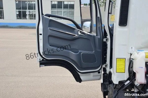 JAC Shuailing Q6 Comfort Edition 160hp 4X2(6 wheels) 4.18m single-row stake truck (China VI) Cab (2) | 86Trucks