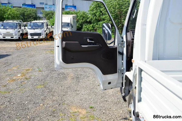 JMC Shunwei Small Truck 122 hp 4X2(6 wheels) 3.3m Semi-row Flatbed Small Truck Cab (2) | 86Trucks