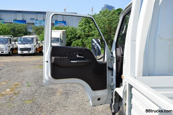 JMC Shunwei Small Truck 122 hp 4X2(6 wheels) 3.3m Semi-row Flatbed Small Truck Cab (1) | 86Trucks