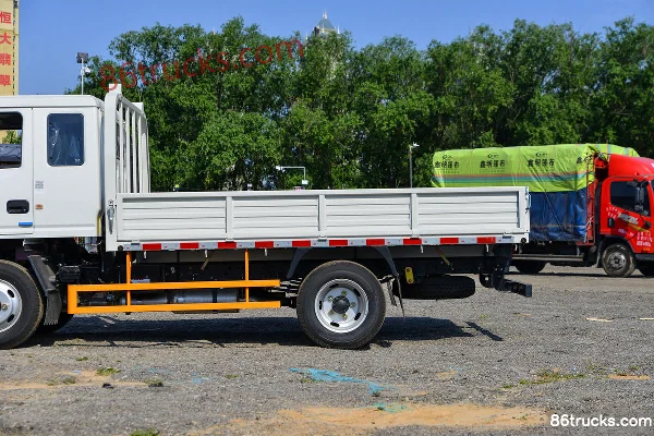 JMC Shunwei Small Truck 122 hp 4X2(6 wheels) 3.3m Semi-row Flatbed Small Truck Body (2) | 86Trucks