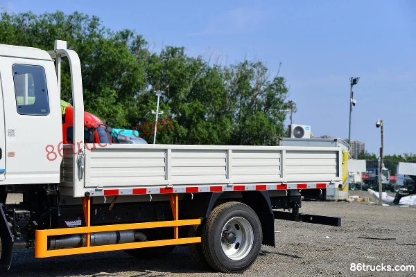 JMC Shunwei Small Truck 122 hp 4X2(6 wheels) 3.3m Semi-row Flatbed Small Truck Body (1) | 86Trucks