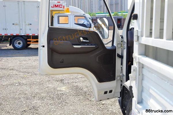 JMC Shunda Xiaoka Zhifu Edition Standard 122hp 4X2(6 wheels) 3.68m Single Row Stake Truck (China VI) Cab (2) | 86Trucks