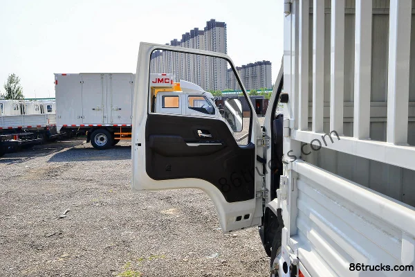JMC Shunda Xiaoka Zhifu Edition Standard 122hp 4X2(6 wheels) 3.68m Single Row Stake Truck (China VI) Cab (1) | 86Trucks