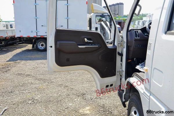 JMC Shunda Narrow Body Luxury Edition 116hp 4X2(6 wheels) 2.11m Double Row Van Light Truck Cab (2) | 86Trucks