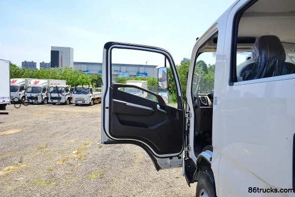 JMC Kaiwei Medium Body 143hp 4X2(6 wheels) 3.2m Double Row Flatbed Light Truck (China VI)(Hydraulic Brake) Cab (1) | 86Trucks