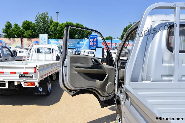 Lanqing Ling R 2.3L Diesel 140 hp 4X2(6 wheels) Zhuchi 5-speed 4.05m single-row flatbed micro truck Cab (1) | 86Trucks